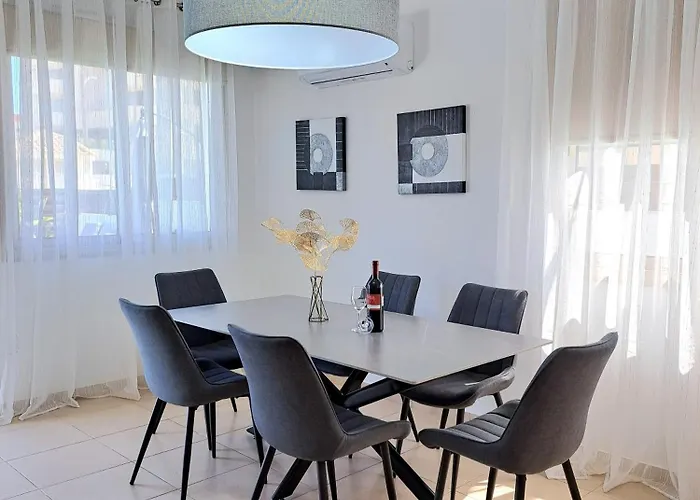 Serenity Pearl At The Sea *