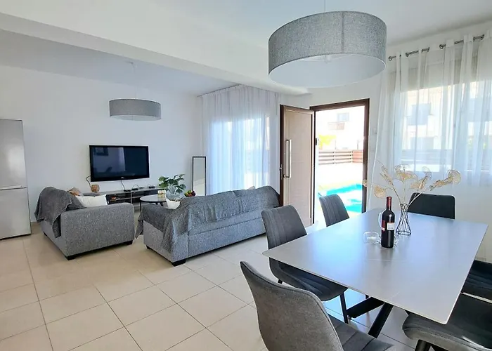 Serenity Pearl At The Sea *